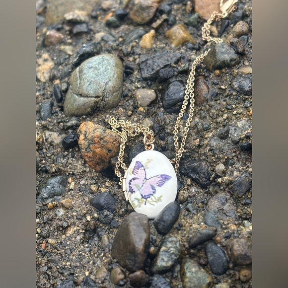 Vintage Porcelain Butterfly Locket Necklace • Gold Tone Oval Keepsake Pendant - Picture 10 of 11